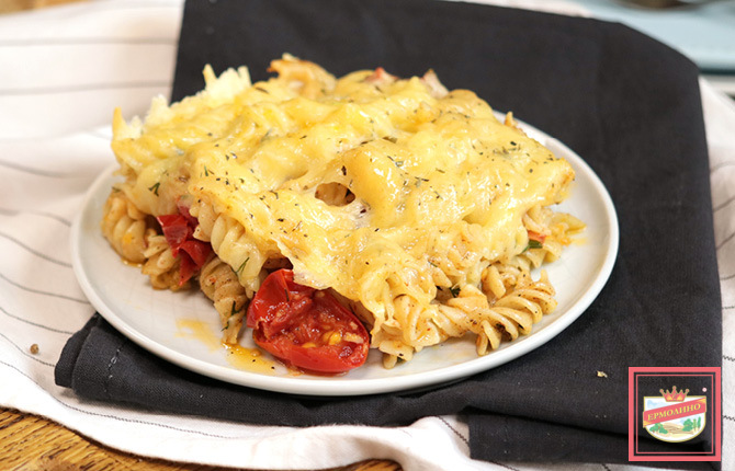 Спагетти с помидорами, сыром и чесноком